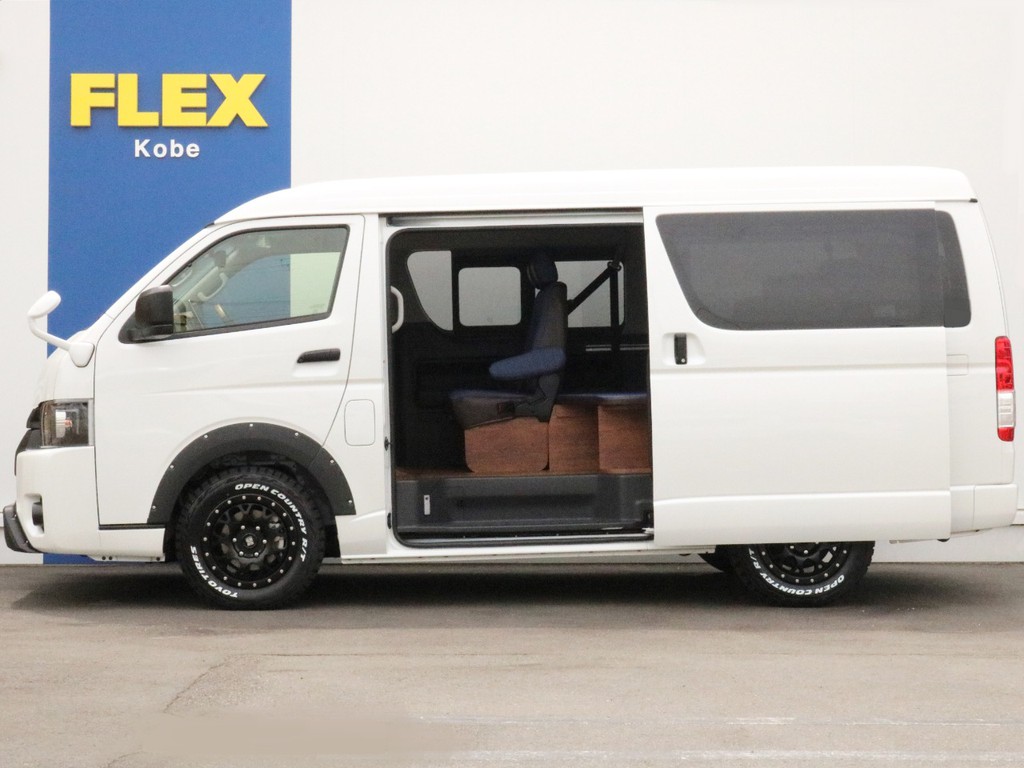 メーカーオプションのパワースライドドアが完備されています。スライドドアの開閉は運転席操作部からも可能です。