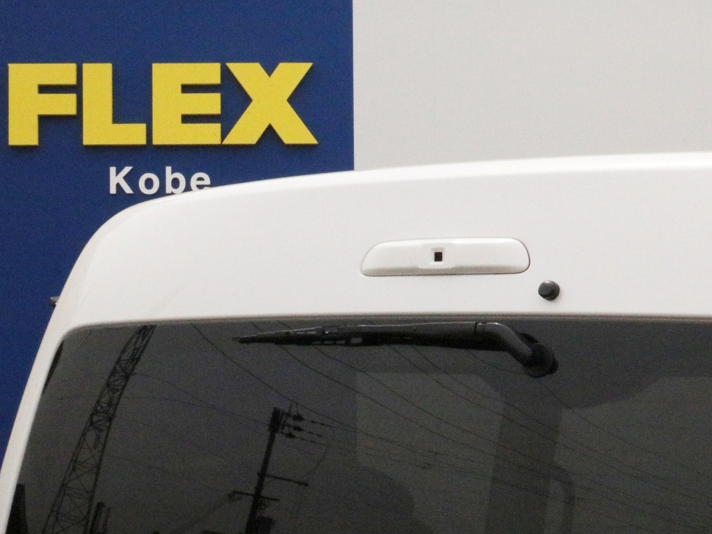 6型から追加されたメーカーオプション3種、デジタルインナーミラー、パノラミックビューモニター、インテリジェントクリアランスソナーを完備！　写真はデジタルインナーミラーに後方の映像を送るカメラです。