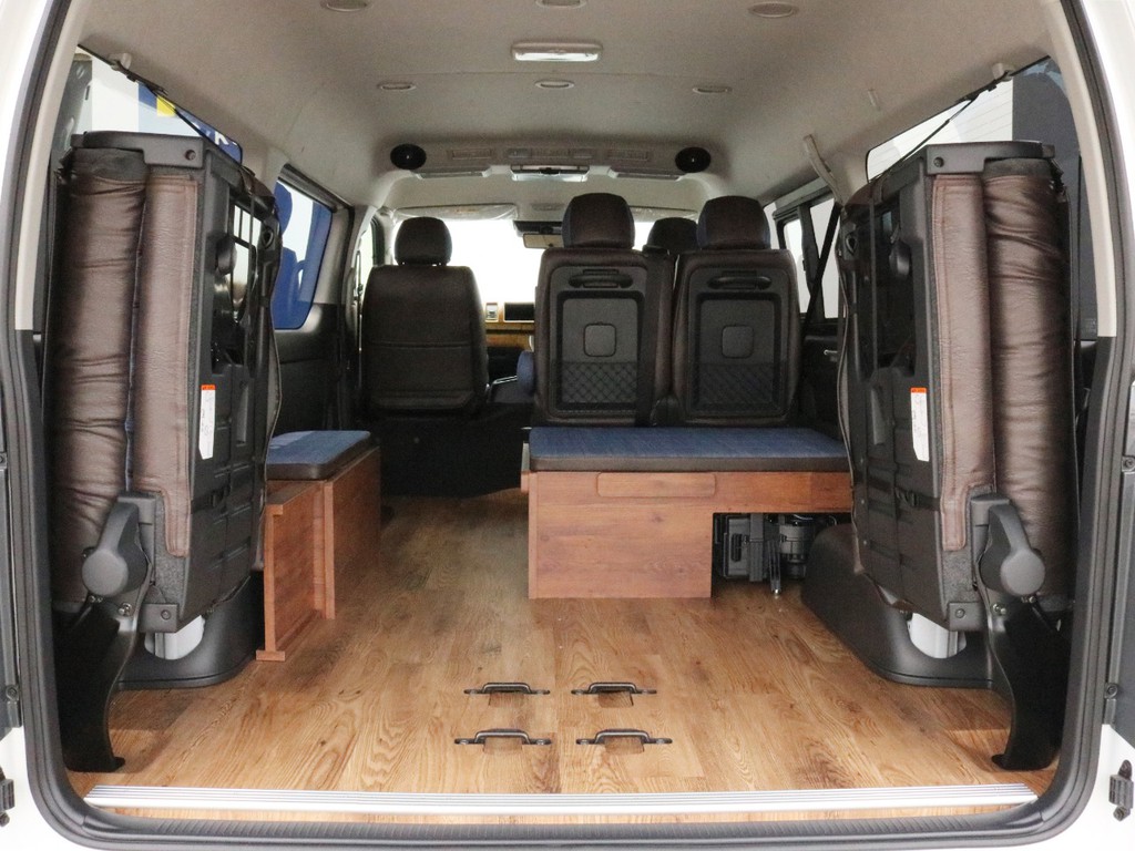 リヤハッチを開き、4列目シートを跳ね上げ収納した状態です。10人乗りワゴンGLでありながら十分な荷室スペースが確保されています。