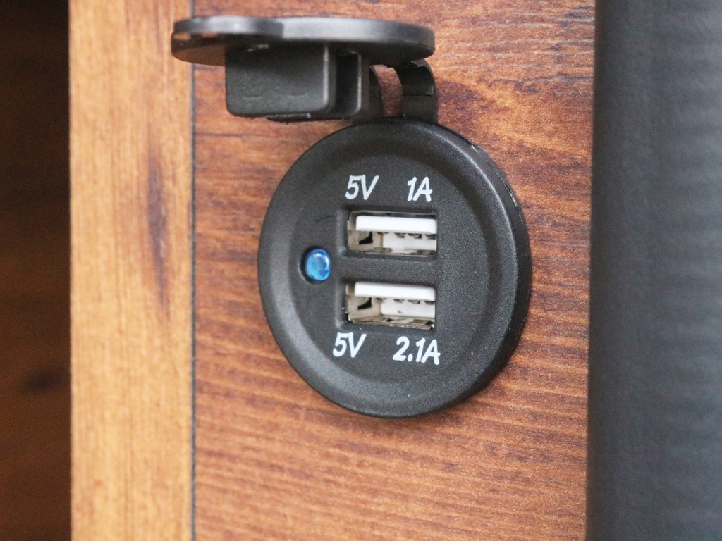 スライドドアを開いて右手にあるVer1用のボックスにはUSB充電端子が設置されています。携帯電話などモバイル端末の充電などにご活用頂けます。
