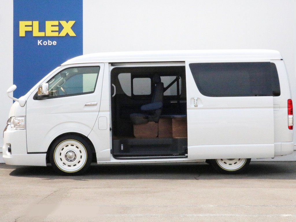 メーカーオプションのパワースライドドアが完備されています。スライドドアの開閉は運転席操作部からも可能です。車高は1.5インチローダウン施工済みなので、日々の乗り降りが少し楽になります。