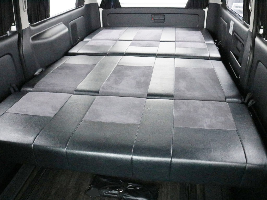 ベンチシート2脚をフルフラットにした状態です。車中泊をするにも長い荷物を載せるのにも適した一台です。