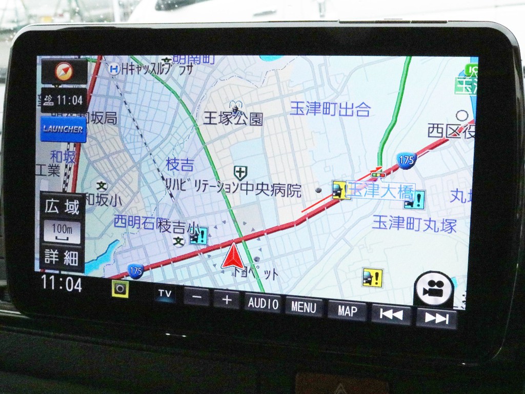 ストラーダ9インチフローティングナビを搭載！　ナビとしては勿論、オーディオや映像モニターとしてもご活用頂けます。バックカメラの映像はナビモニターに描写されます。