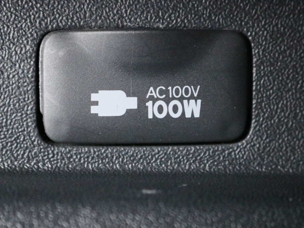 あると便利なアクセサリーコネクター（AC100V電源）も完備！　モバイル端末等の充電にご活用頂けます。