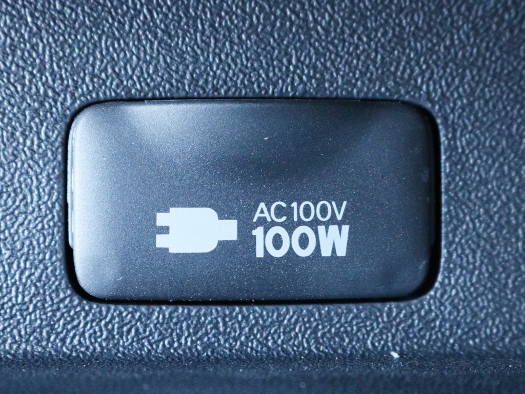 あると便利なアクセサリーコネクターAC100Vを完備！　モバイル端末の充電などにご活用頂けます。