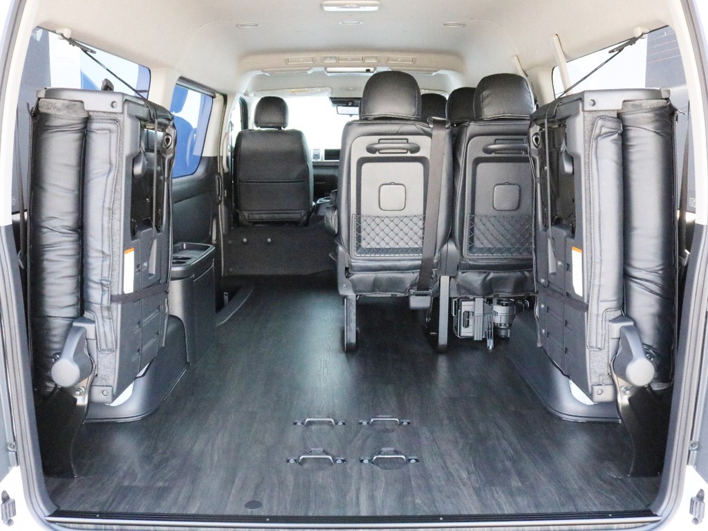 リアハッチを開いて4列目シートを跳ね上げ収納すると10人乗りワゴンなのに十分な荷室スペースを確保することが可能です。