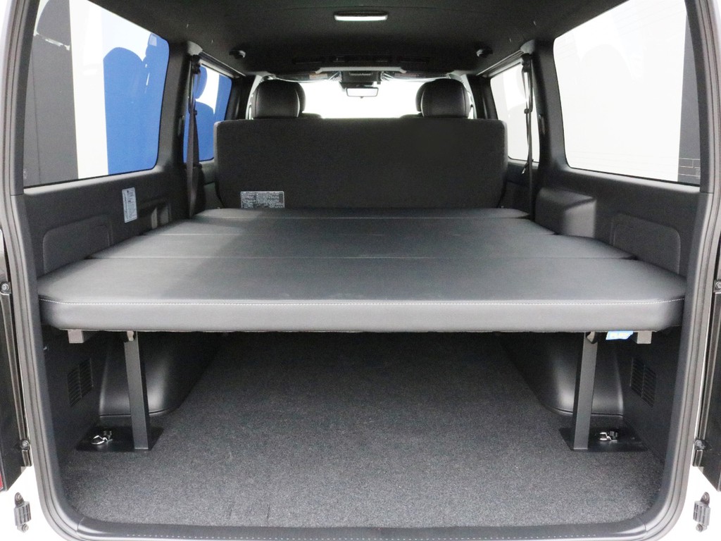 リヤアハッチを開くと荷室スペースにFLEXベッドキットType2が設置されています。従来のベッドキットのようにベッドパネルの境目に凸凹が無く、ベッド自体も柔らかく触り心地が良くなっています。