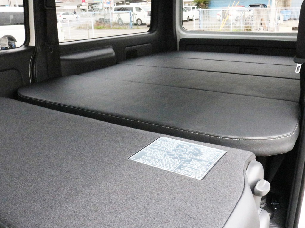 2列目シートを前方へ倒すことによって荷室全体をほぼフルフラット化することが可能です。