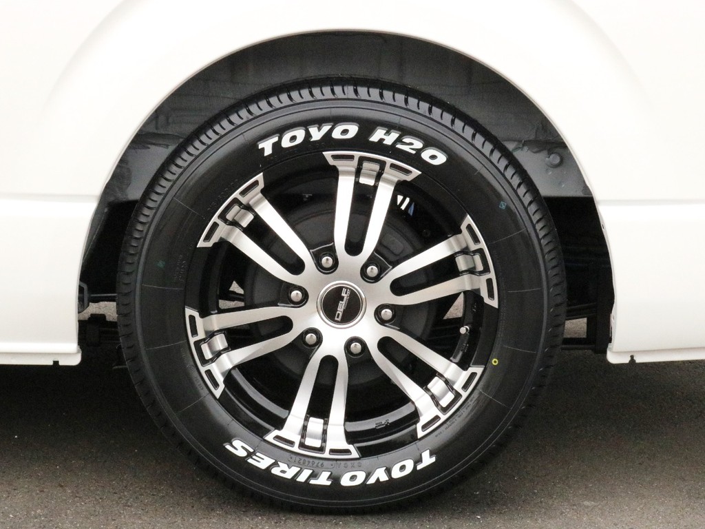 足元にはDelf02 17インチAWを装着済み！　タイヤは人気のTOYO H20ホワイトレタータイヤを合わせました！