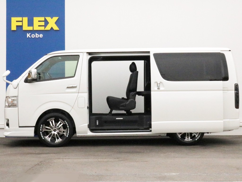 両側パワースライドドアを完備！　荷物の積み下ろしが楽になります。　車高も1.5インチローダウン施工済みなので日々の乗り降りが少し楽になります。
