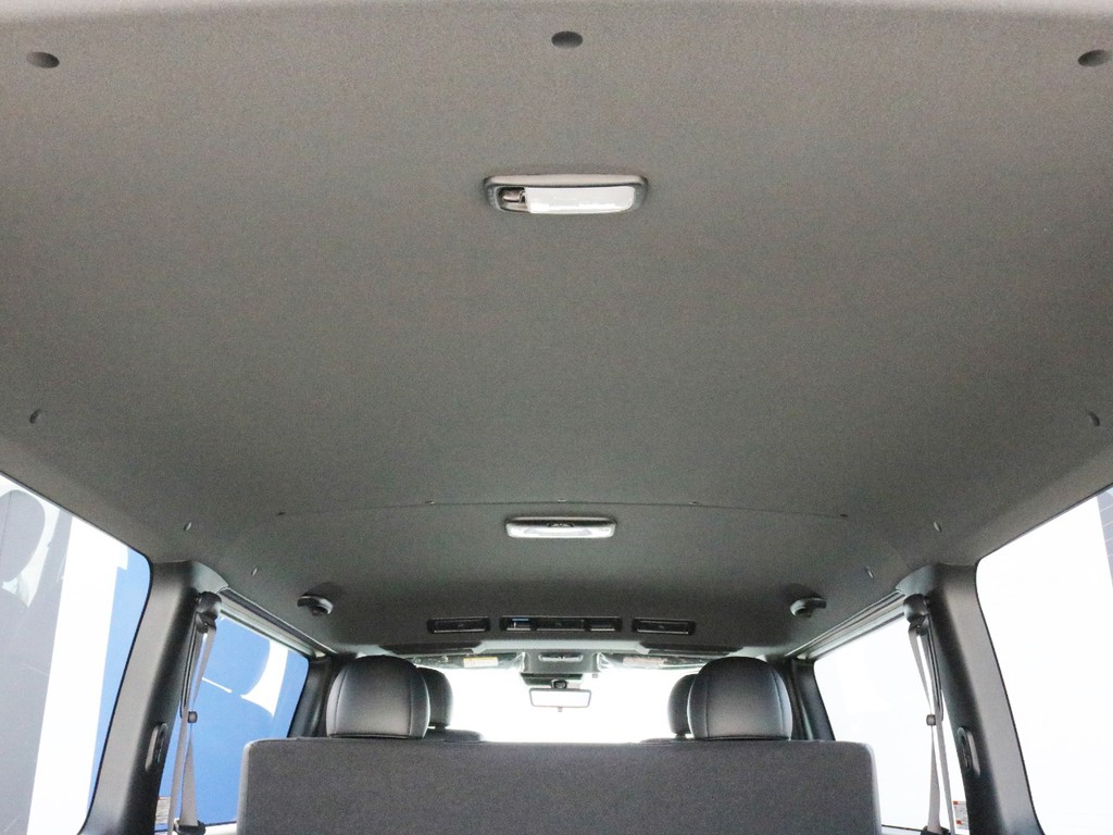 ダークプライムⅡ特別仕様なのでダークルーフ＆ブラックピラーになっています。車内に高級感が漂っています。