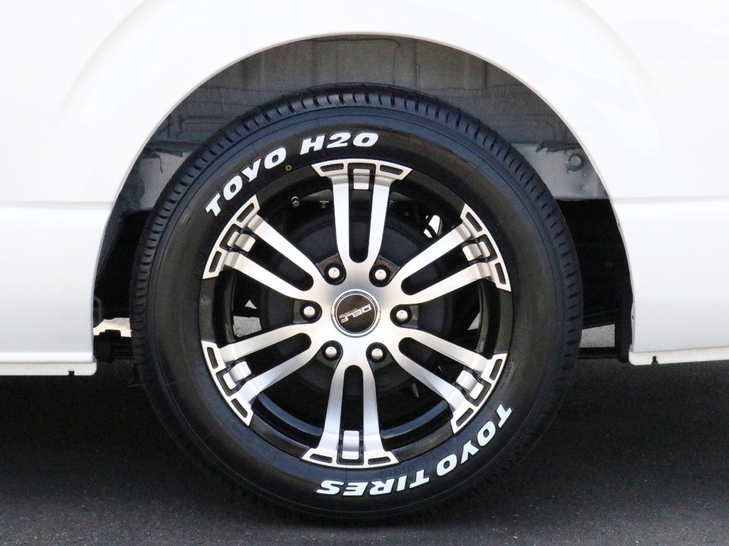 FLEXオリジナルDelf02　17インチAWを装着済み！　タイヤはTOYO　H20ホワイトレタータイヤを合わせました。