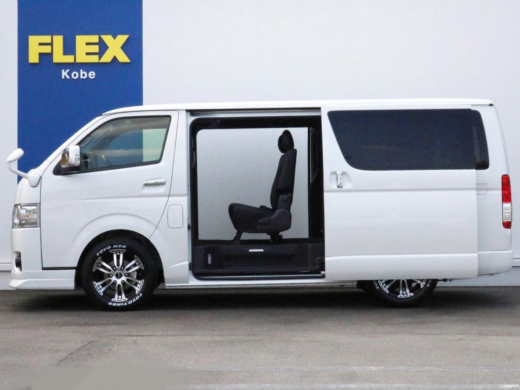 両側パワースライドドア付きなので乗り降りが楽になります。風通しも良いので停車時の急速換気にも活用頂けます。