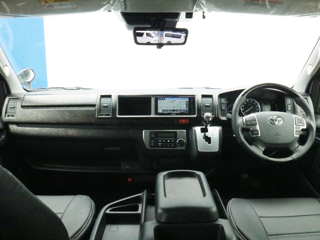 インテリアは、インテリアパネル・コンビハンドル・シフトノブ(艶消しマホガニー)等人気のドレスアップパーツを装着し、純正シート全席にFLEXレザー調シートカバーを装着！