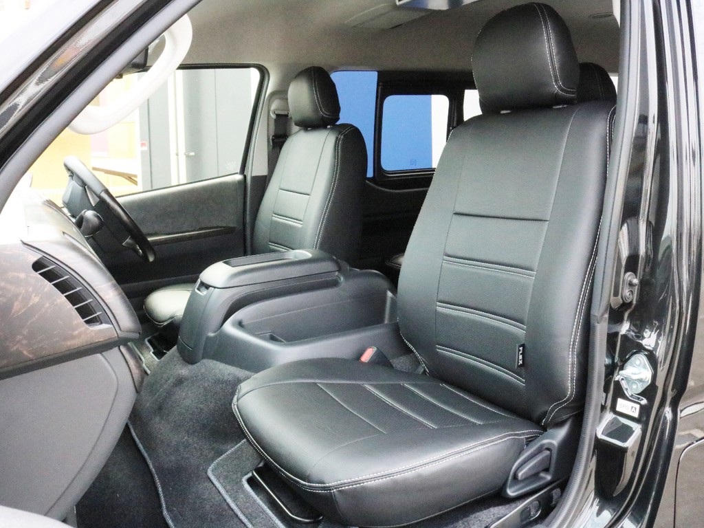 レザー調シートカバーを装着済み！　車内の高級感を演出すると共に純正シートの保護効果も期待出来ます。