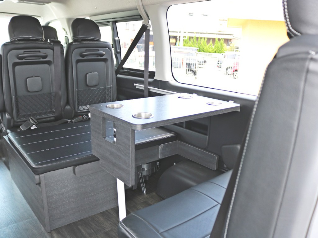 Ver1をテーブルモードに切り替えた状態です。3列目シートは後ろ向きに着席可能なので、4列目シートとテーブルを挟んでドライブを楽しむことが可能です。