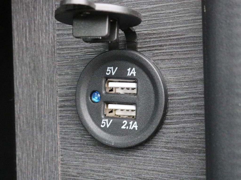 スライドドアを開いて右手にあるVer1用のボックスにはUSB充電端子が設置されています。携帯電話などモバイル端末の充電などにご活用頂けます。