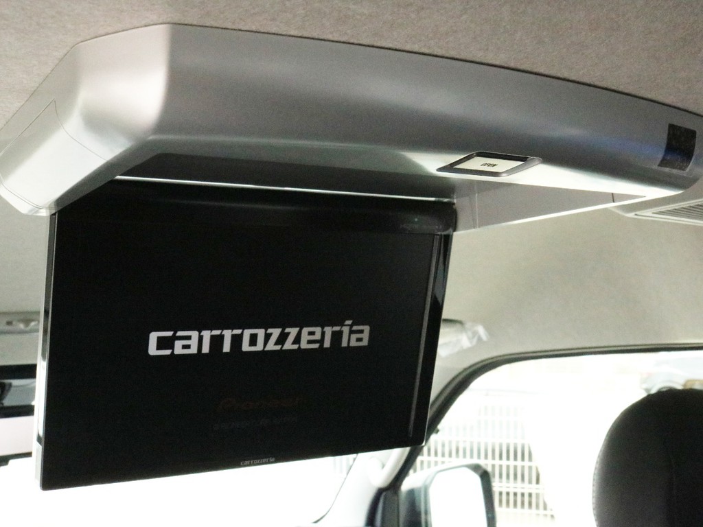 カロッツェリア　フリップダウン後席モニターを完備！　後席のゲストを映像で楽しませる他、車中泊時にも重宝します。