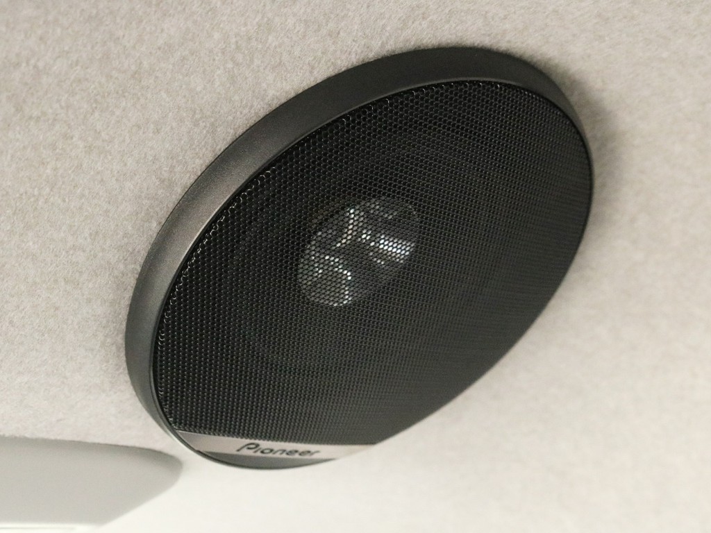 フリップダウンモニターの両脇には後席に素晴らしい音響を与えるルーフスピーカーが設置されています。