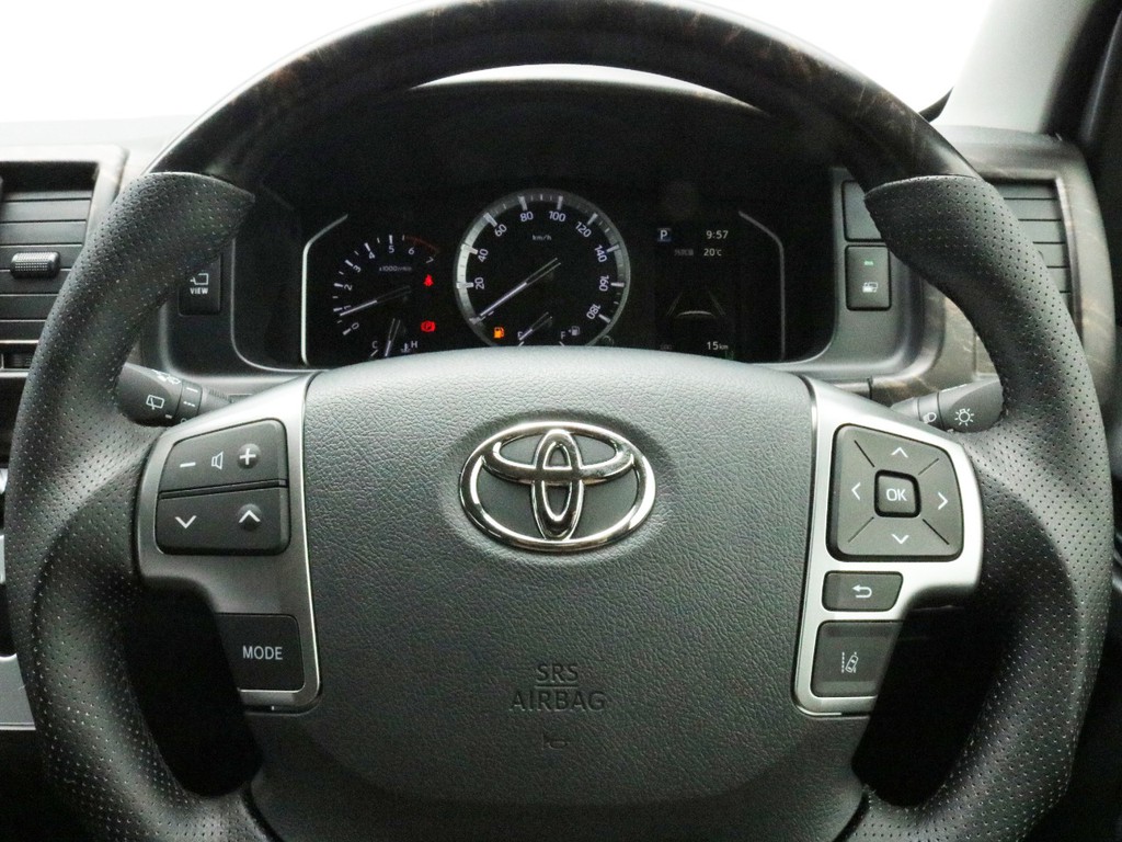 ステアリングリモコンも完備！　ハンドルから手を放す事無く音量調整やチャンネル変更が可能です。ステアリングも艶消しマホガニー調のコンビハンドルに変更済みです！