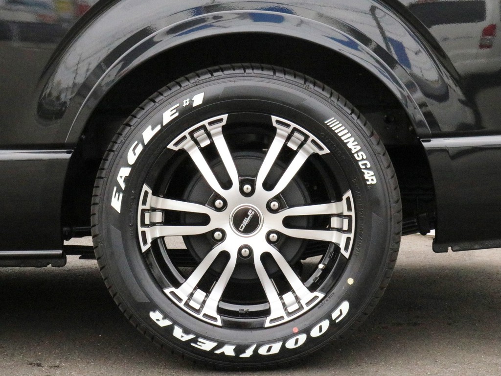 FLEXオリジナルDelf02 17インチAWを装着済み！　タイヤはナスカーホワイトレタータイヤを合わせました。