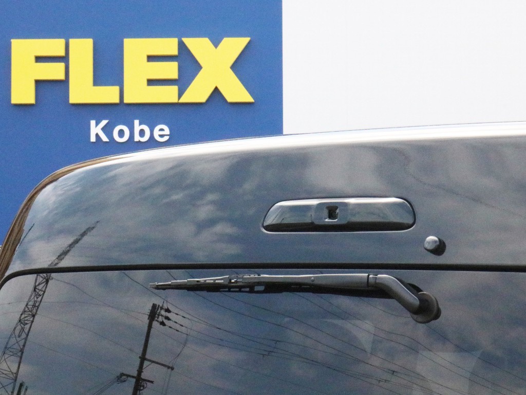 6型から追加されたメーカーオプション3種、デジタルインナーミラー、パノラミックビューモニター、インテリジェントクリアランスソナーを完備！　写真はデジタルインナーミラーに後方の映像を送るカメラです。