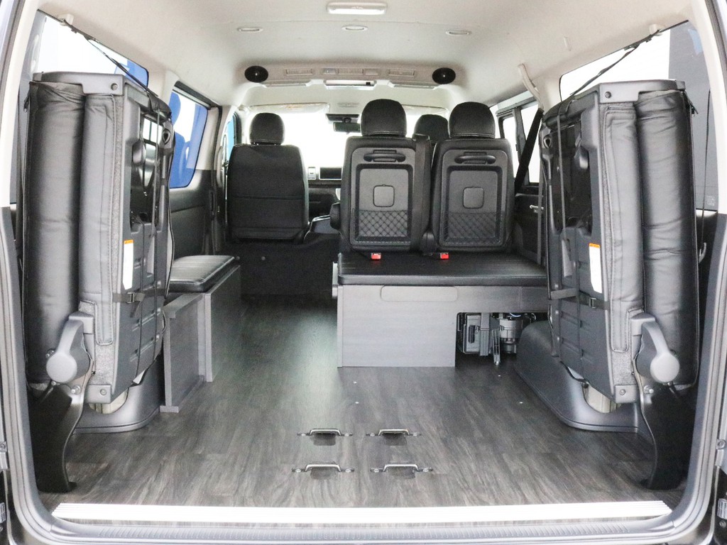 リヤハッチを開き、4列目シートを跳ね上げると10人乗りワゴンなのに十分な荷室スペースが確保されています。