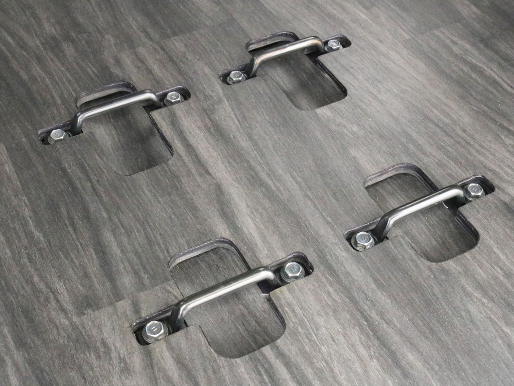 床張りフローリング施工済み！　車内が安定する他、水拭き可能なのでお手入れも楽になります。