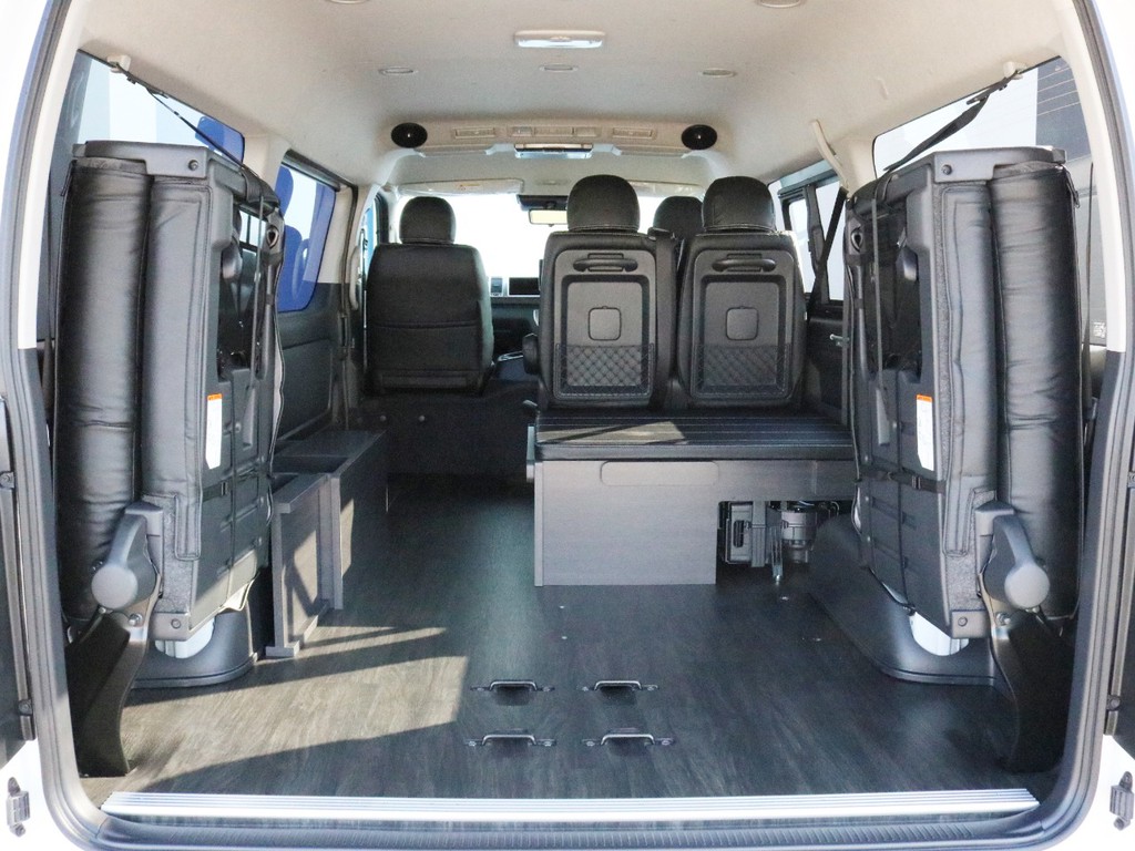 リヤハッチを開き4列目シートを跳ね上げ収納すると、十分な荷室スペースが確保可能です。