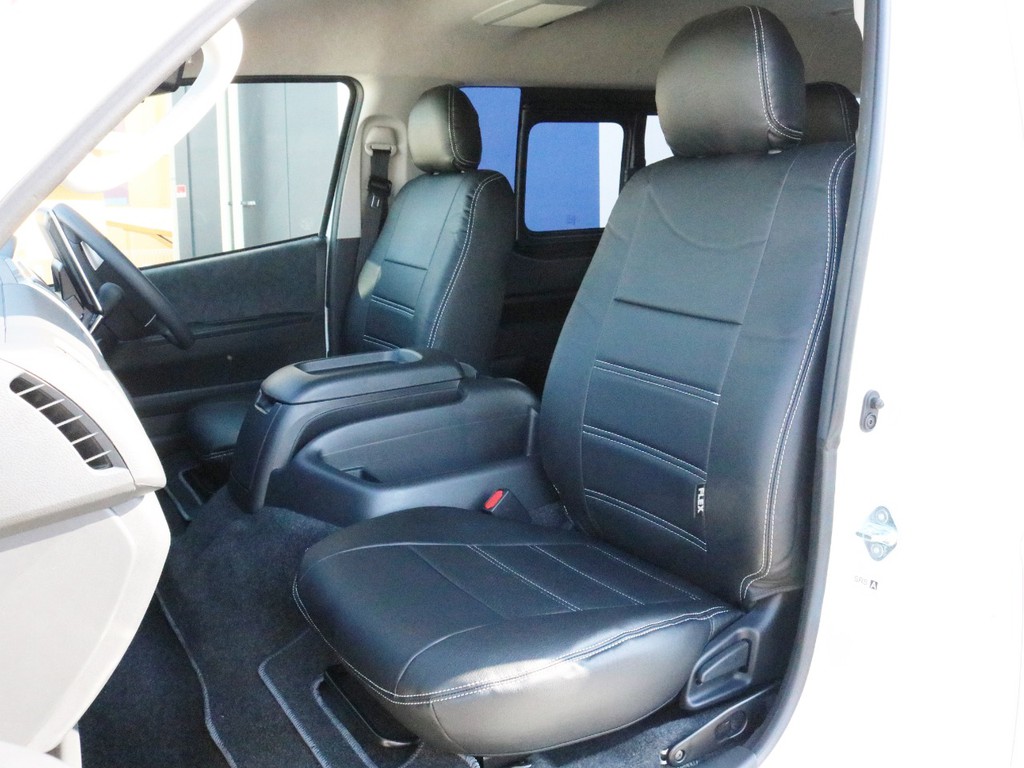 FLEXオリジナルレザー調シートカバーを完備！　車内に高級感を与える他、純正シートの保護効果も期待出来ます。