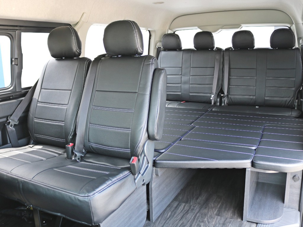 2列目シート、4列目シートも勿論レザー調シートカバーを装着済み！　写真のシートアレンジVer1はフルフラットモードになっています。