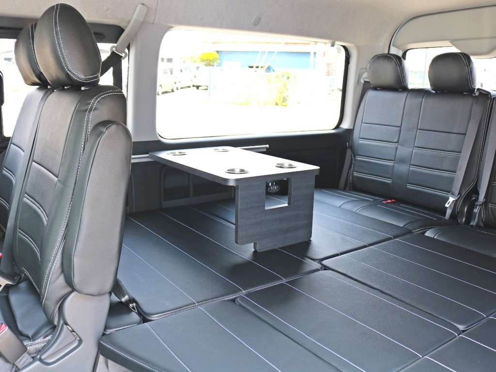 Ver1のテーブルはフルフラット状態でも設置可能です。通称ちゃぶ台モードです。足を伸ばしてリラックスできる広さです。