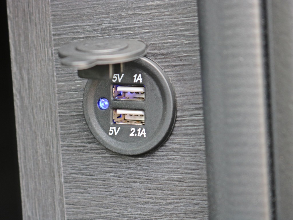 スライドドアを開いて右手にあるVer1用のボックスには、USB充電端子が設置されています。携帯電話などモバイル端末の充電などにご活用頂けます。