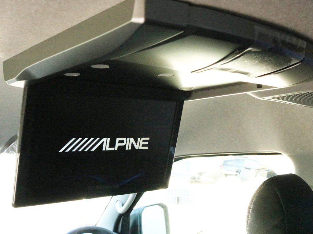 アルパイン　フリップダウン後席モニターも装着済み！　後席のゲストを退屈させません！