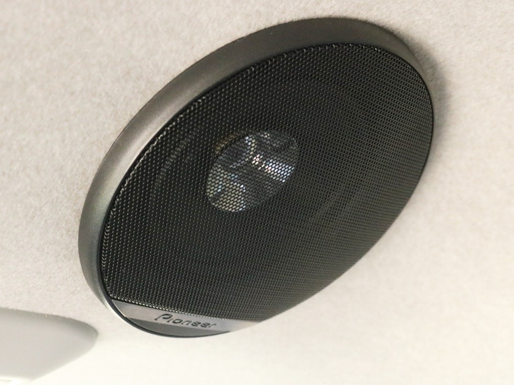 フリップダウンモニターの両脇には後席に素晴らしい音響を与えるルーフスピーカーが設置されています。