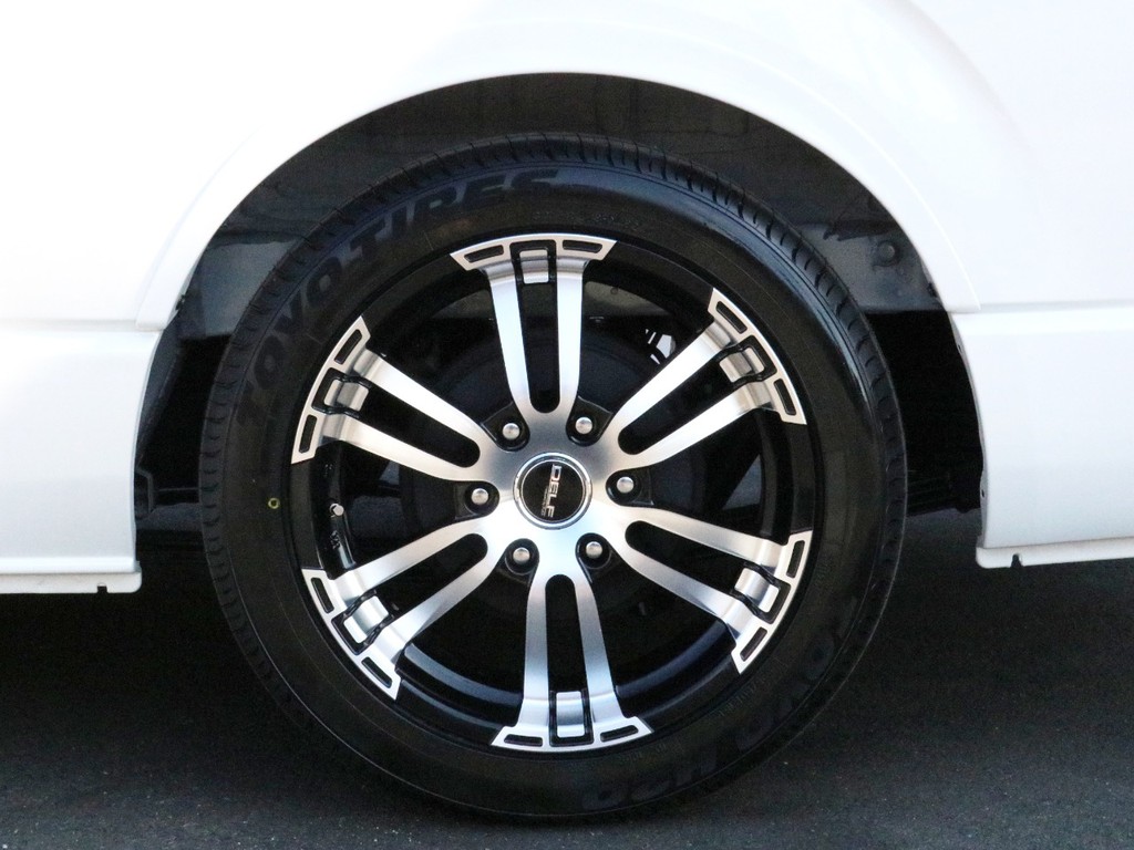 足元にはFLEXオリジナルDelf02　18インチAWを装着！　タイヤはTOYO　H20タイヤを装着しています。