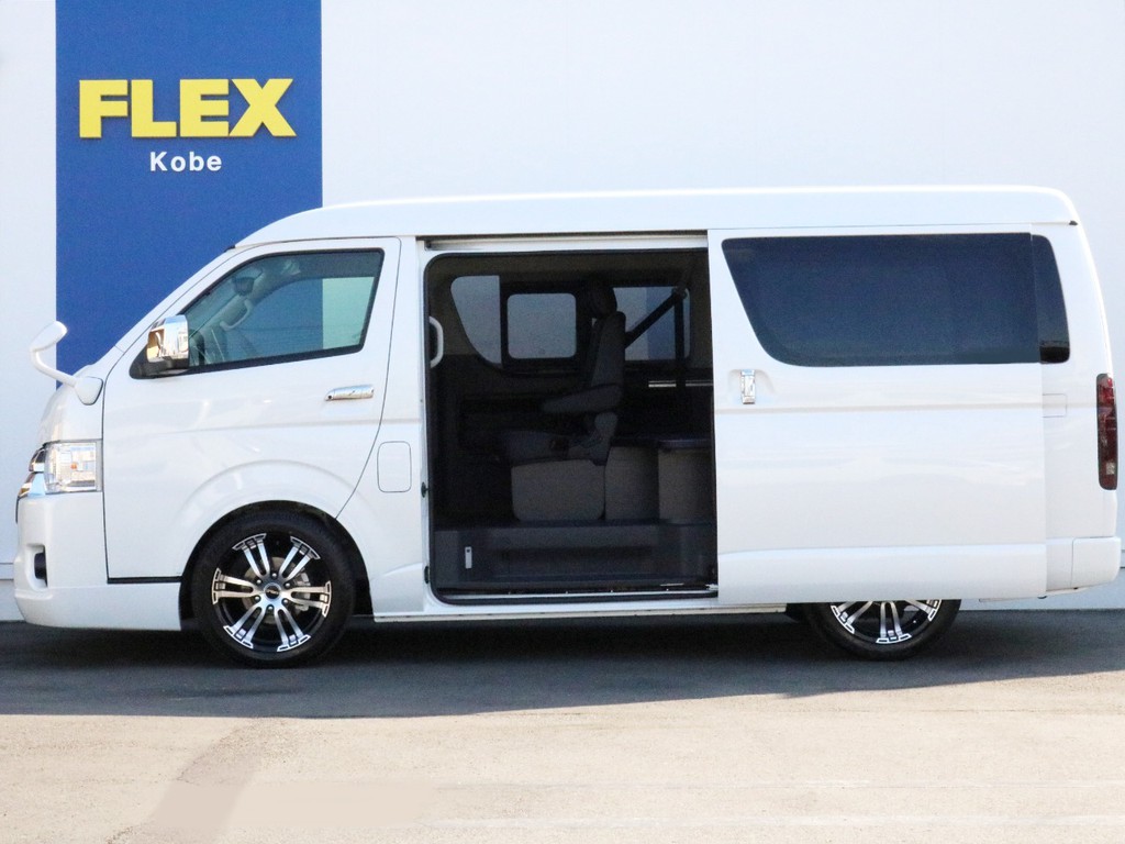 メーカーオプションのパワースライドドアを完備！　車高は1.5インチローダウン施工済み！　ローダウンしたことにより日々の乗り降りが少し楽になります。