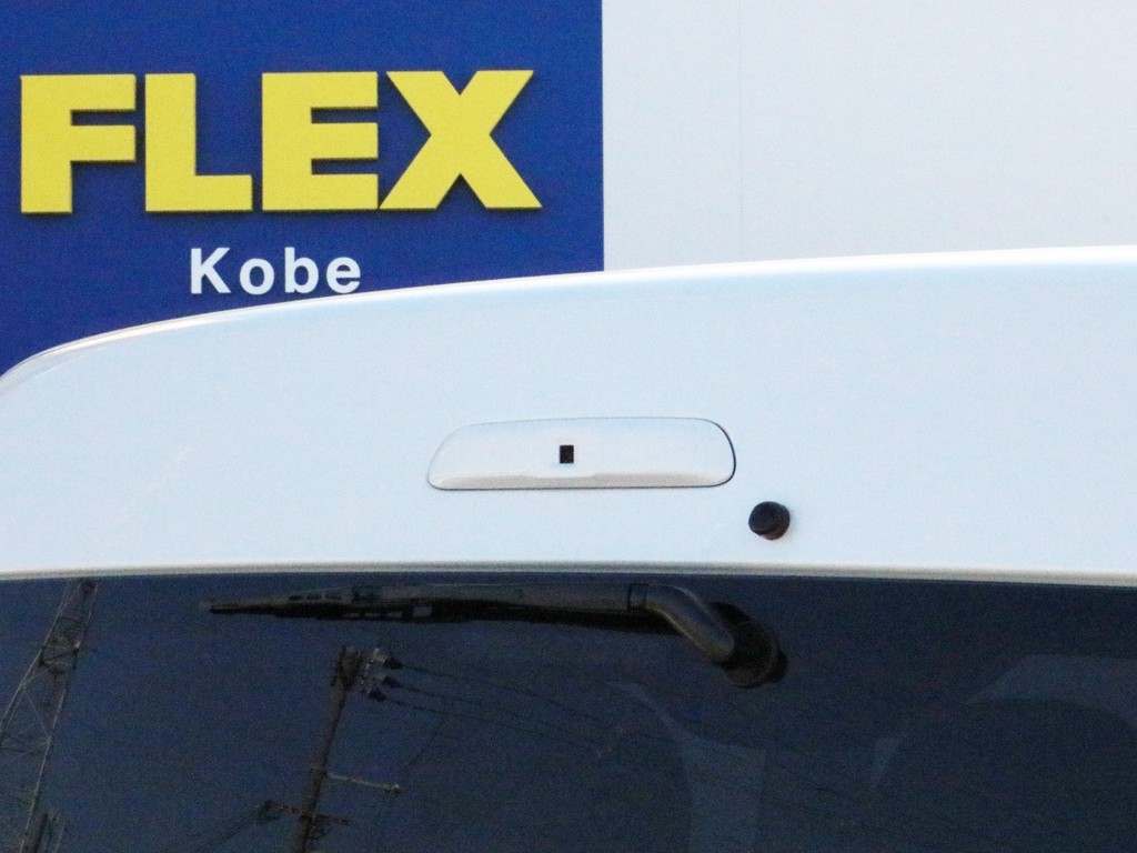 6型から追加されたメーカーオプションのデジタルインナーミラー、パノラミックビューモニター、インテリジェントクリアランスソナーを完備しています。写真はデジタルインナーミラーに後方の映像を送るカメラです。