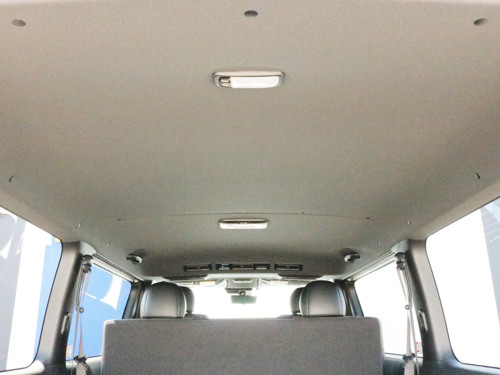 ダークプライムⅡ特別仕様なのでダークルーフ＆ブラックピラーになっています。車内に高級感が漂っています。