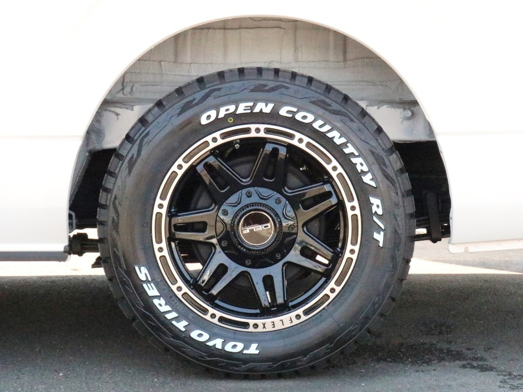 FLEXオリジナルDelf04　17インチAWを装着済み！　タイヤはオフロードに活用頂けるTOYO オープンカントリータイヤを合わせています。