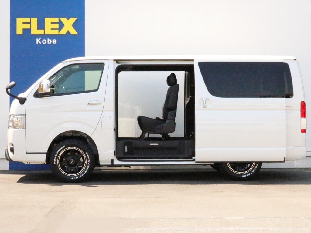 両側パワースライドドア付きなので乗り降りや荷物の積み下ろしが楽になります。風通しも良いので停車時の急速換気にも活用頂けます。