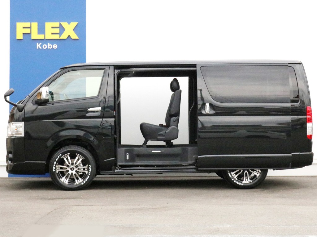 両側パワースライドドア付きなので乗り降りや荷物の積み下ろしが楽になります。風通しも良いので停車時の急速換気にも活用頂けます。