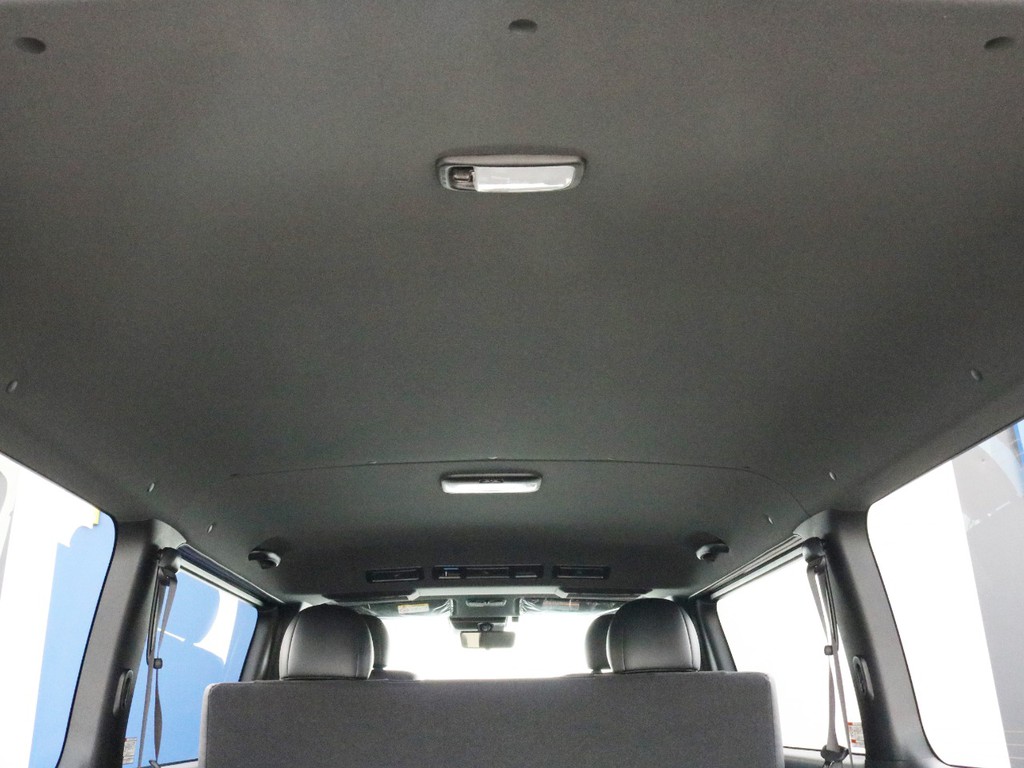 ダークプライムⅡ特別仕様なのでダークルーフ＆ブラックピラーになっています。車内に高級感が漂っています。