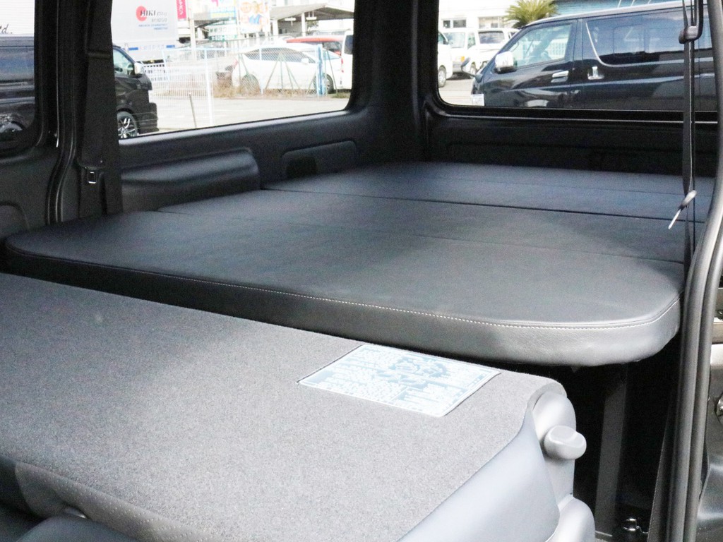 2列目シートを前方へ倒すことによって荷室全体をほぼフルフラット化することが可能です。