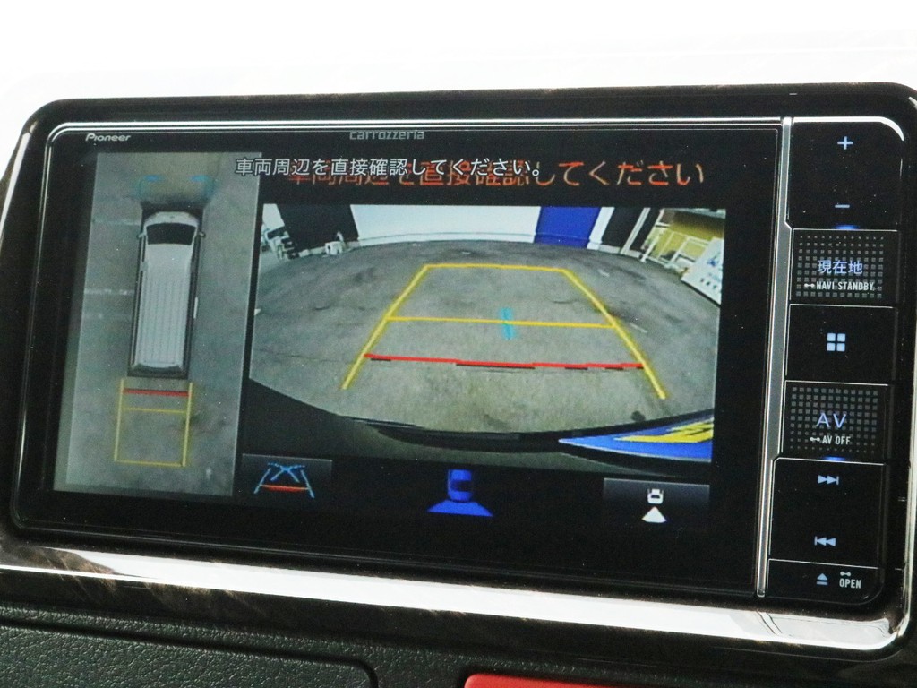 カロッツェリアSDフルセグナビを搭載！　ナビとしては勿論、オーディオや映像モニターとしてもご活用頂けます。バックカメラやパノラミックビューモニターの映像はナビモニターに出力されます。