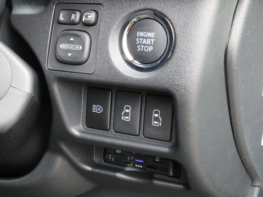 ダークプライムⅡ特別仕様車なのでプッシュスタート＆スマートエントリーを標準装備！　オートハイビームも完備しています。　勿論、ハイウェイドライブの必需品ETCもビルトイン済みです！
