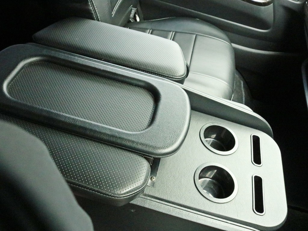センターコンソールはクラフトプラス(ドリンクホルダー付き)を装着！　運転席は勿論、助手席の利便性にも優れた一品です。
