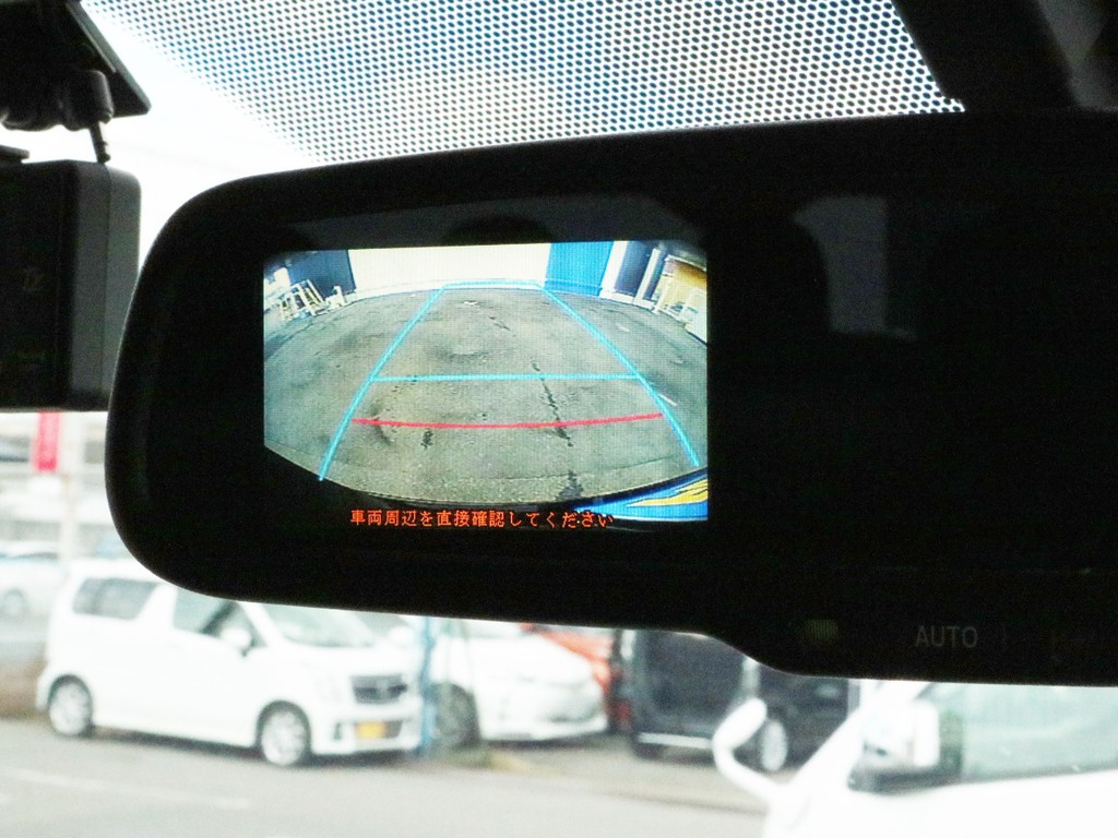 メーカーオプションのバックカメラ内蔵自動防眩ミラーが設置されています。駐車時等のドライビングをアシストします。
