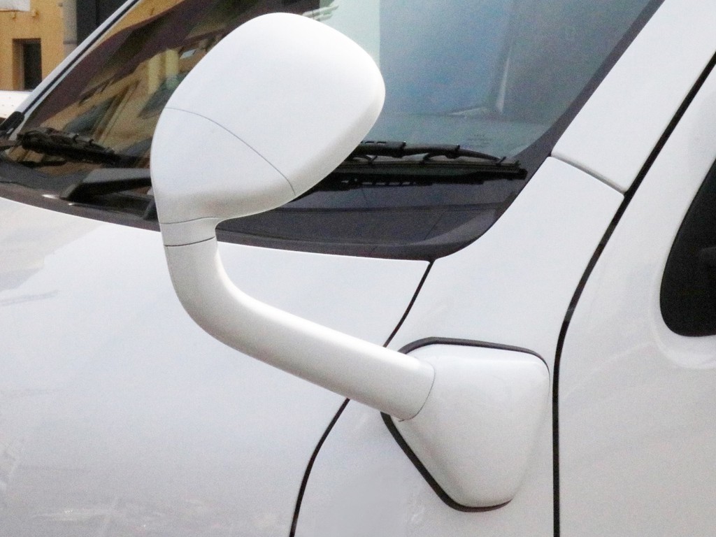 ガッツミラー(コーナーミラー)を同色塗装済み！　パールホワイトのボディに統一感が生まれ、車両全体の雰囲気が明るくなります。