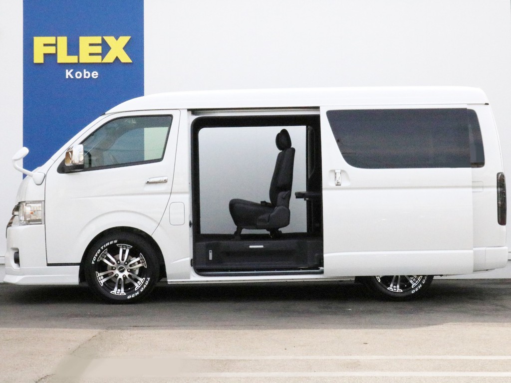両側パワースライドドアを完備！　荷物の積み下ろしが楽になります。　車高も1.5インチローダウン施工済みなので日々の乗り降りが少し楽になります。